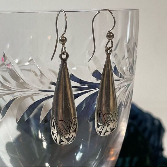 Sterling silver pierced botanical raindrop earrings - Picture 3 of 9
